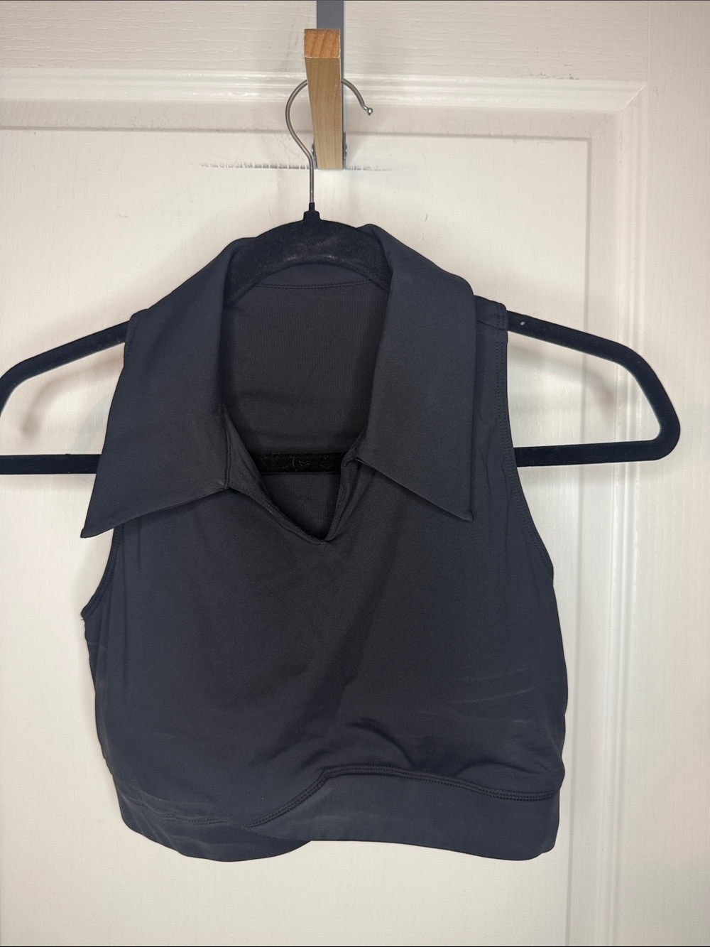 HALARA Black Collared V‑Neck Crop Top